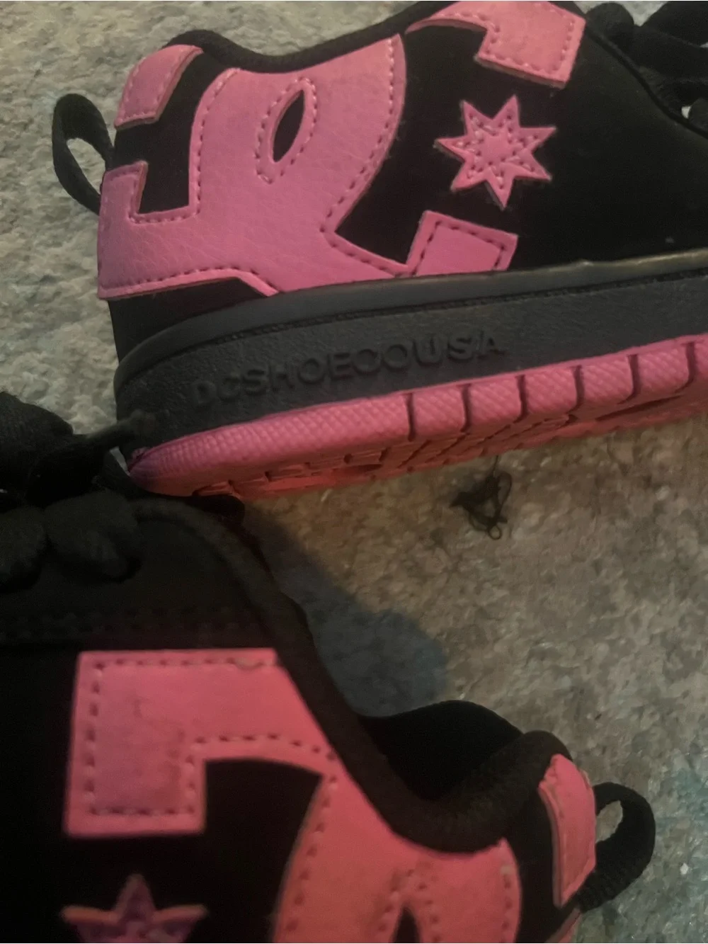 DC shoes Kids size 13 black Sneakers with Pink Logo Accents Y2K used good.